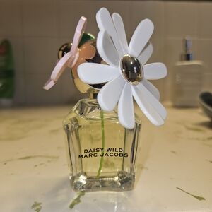 Marc Jacobs Daisy Wild Perfume with White and Pink Flowers